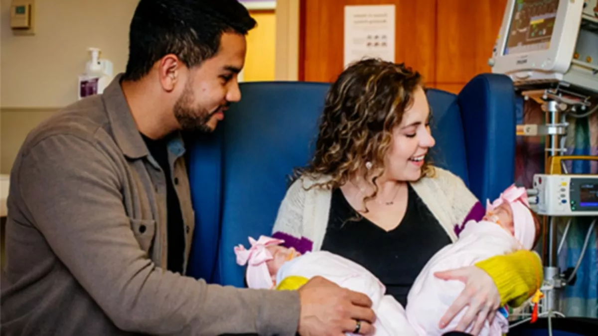 En raras ocasiones, la madre da a luz a dos pares de gemelos idénticos, uno detrás del otro.